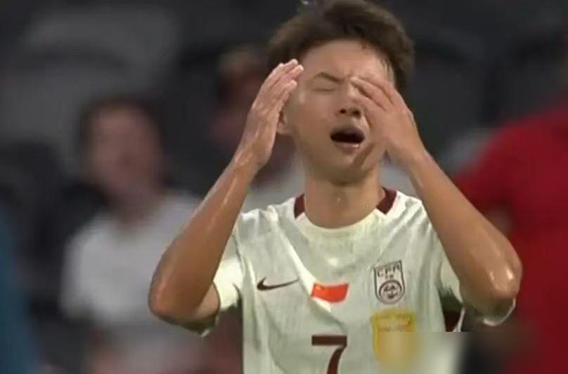 你敢信吗，王霜在二十八米外抡出一记神仙级世界波，皮球划出诡异弧线直挂死角，结果她