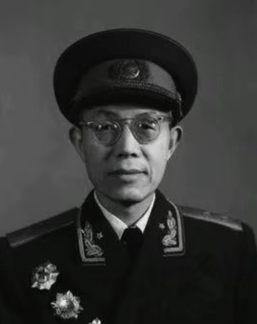 1937年，西路军侦查部长欧阳毅，在逃回延安路上，撞上东北军。对方不光没抓他，还