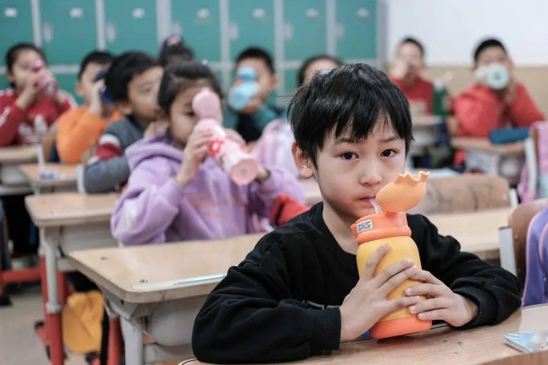 80后的困惑，当年上学怎么解决喝水问题的呢？现在的孩子，天天带着保温水杯上学