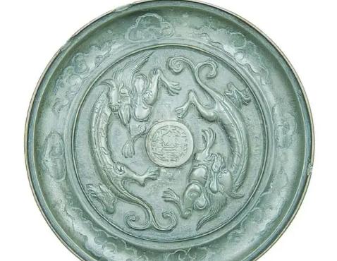 1984年，四川一农妇正在门前洗衣服，一位老伯向她讨水喝。她没留意，老伯喝水