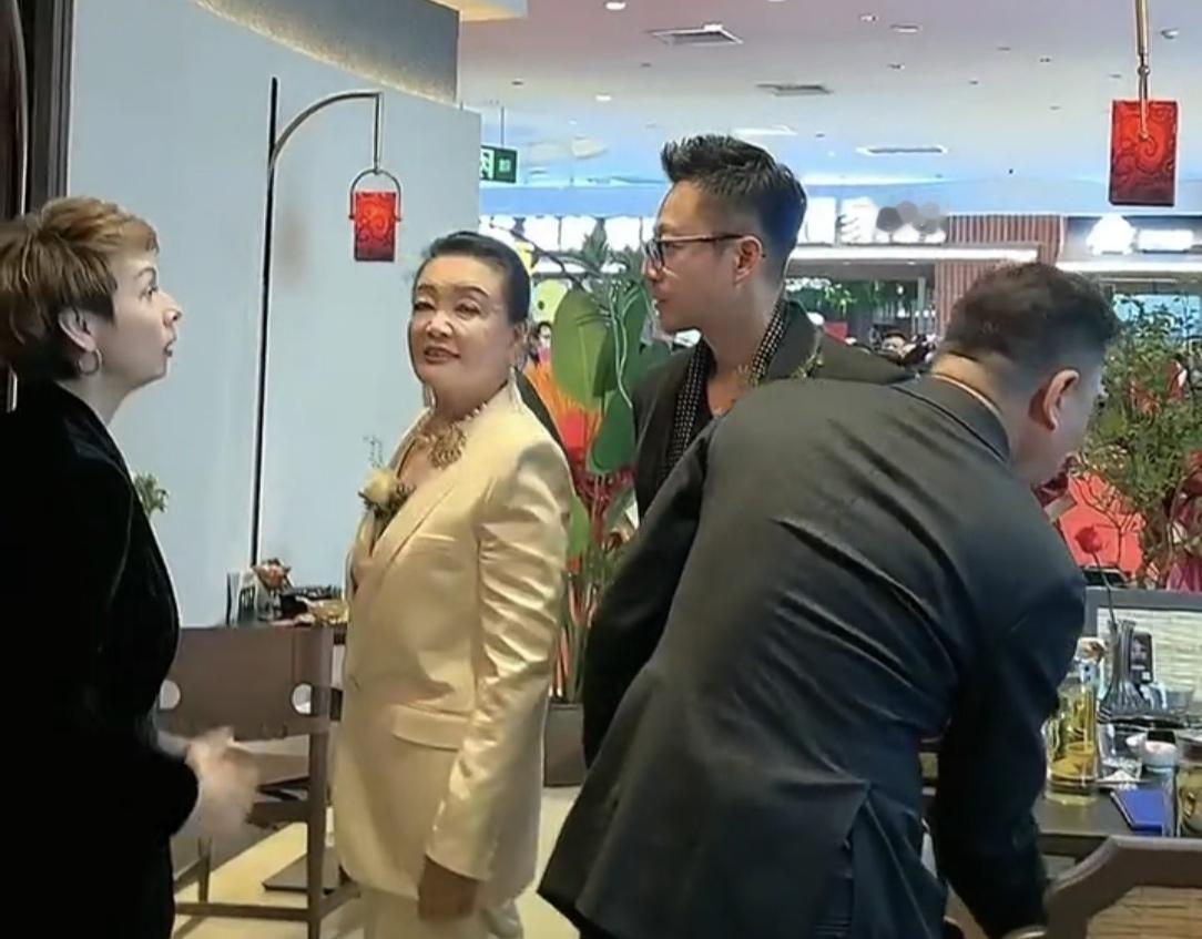 张兰和汪小菲久违合体现身，全程张兰都没有和汪小菲讲话，网友表示现场多亏有洋洋和安