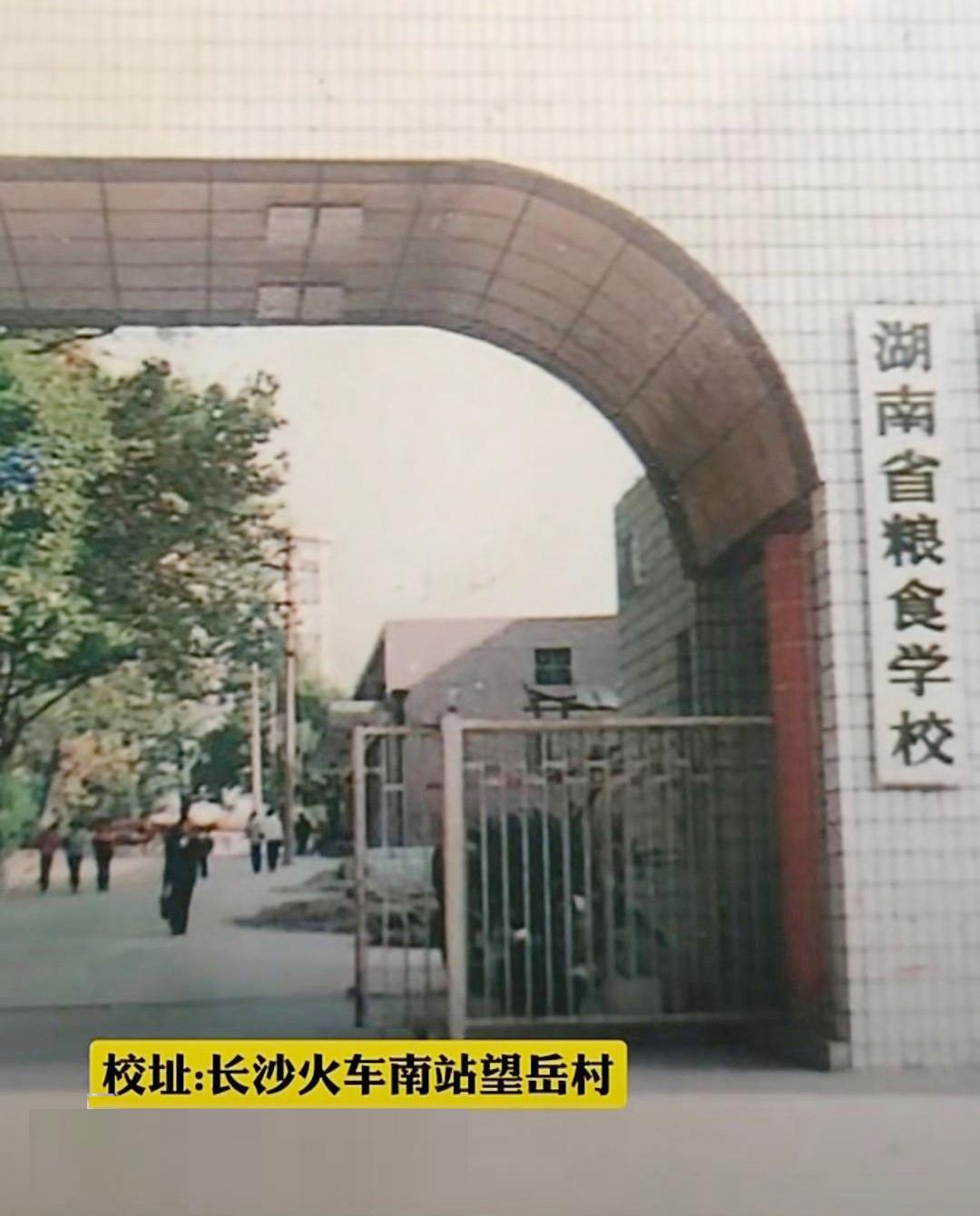 三十年前我考上中专，现在儿子考上211大学，我却高兴不起来。1986年，我考