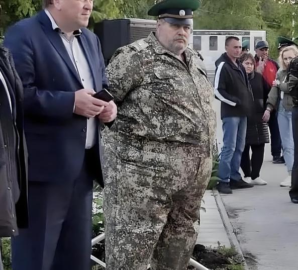 肥头大耳，败坏军容形象！美国防部长开会时用很难听的话骂这些肥胖将军，一个个都有三
