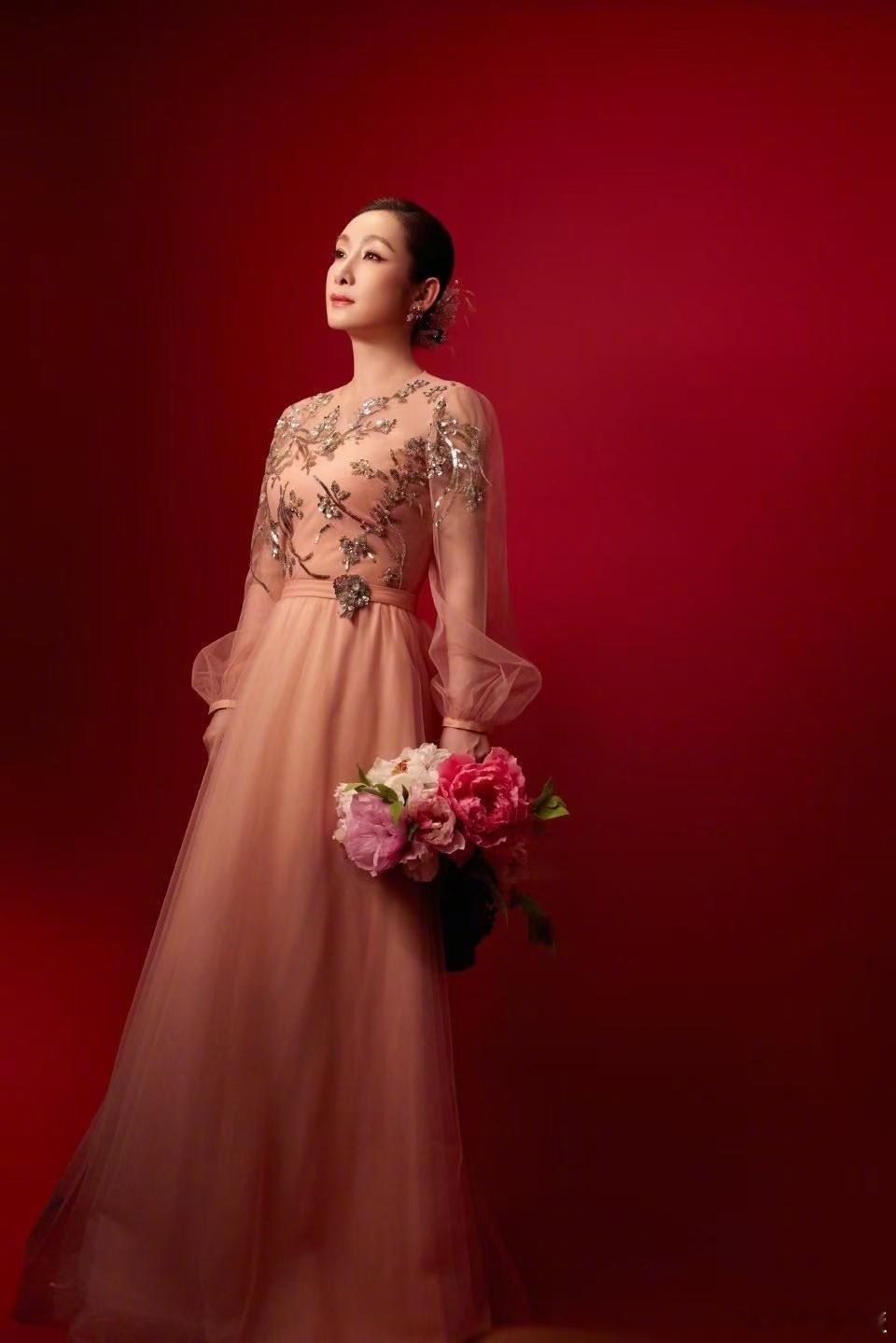 秦海璐衣品秦海璐央视门口的大衣秀太绝了！每一套都把气场和质感焊在身上，简约剪裁