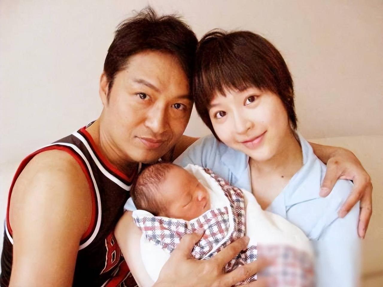 43岁的吴佳尼离婚后独自养娃9年，近期直播大吐苦水，直言养两个儿子压力爆棚，一年