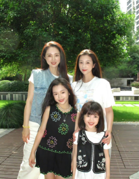 7月25日，董璇女儿是我见过的最美星二代，没有之一！年纪不大，五官已经长开了，妥