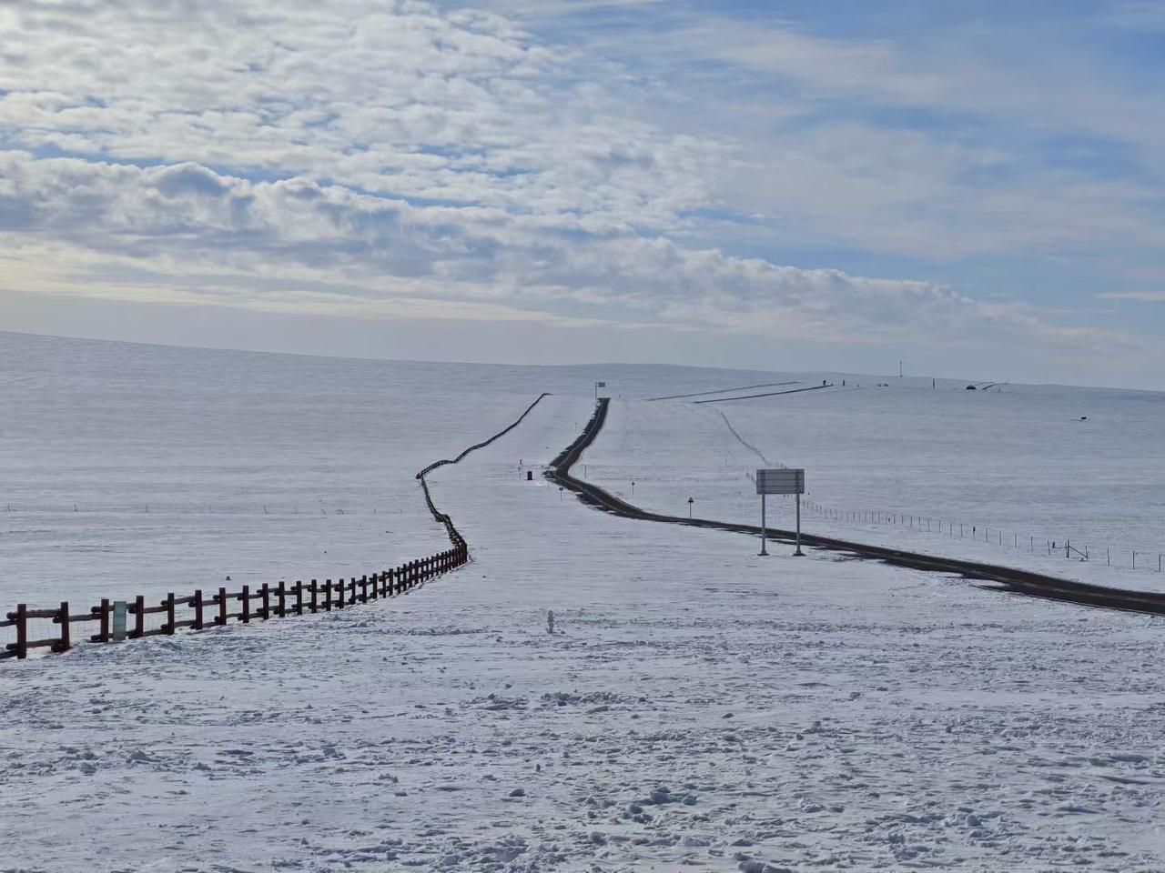 压垮骆驼的最后一根稻草！因为气温升高，哈尔滨冰雪大世界提前闭园。哈尔滨冰雪大世界
