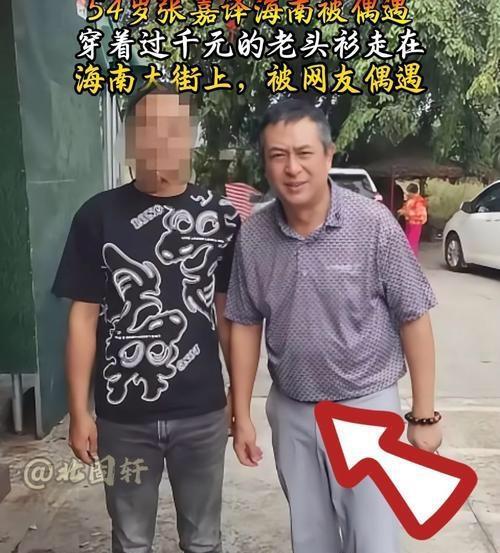 张嘉译现身海南，因强直性脊柱炎导致腰背弯曲已经十分明显，几乎无法挺直站立。54岁