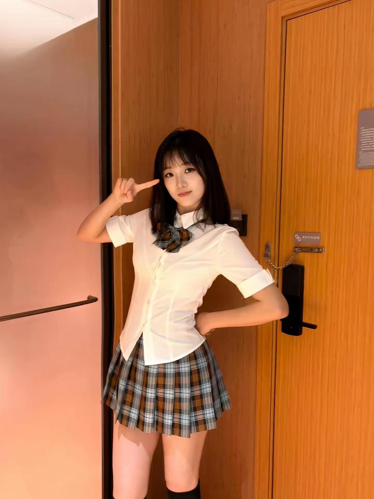 这女生穿着校服，摆了个可爱的姿势。少女风照片