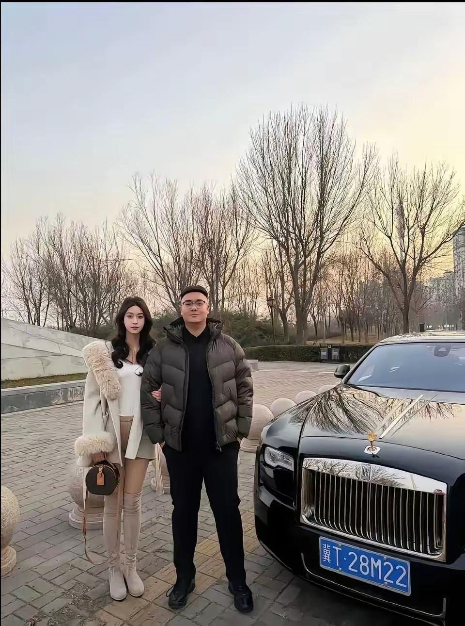 有钱就是好啊，身边从不缺女人