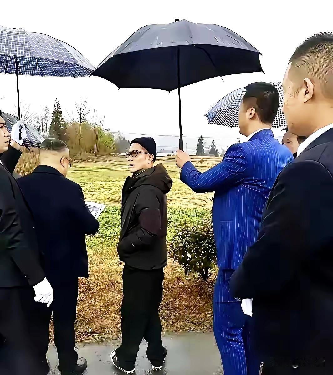 我靠，刷到那张照片时，手机差点没攥住！放大看了三遍，才敢确认真的是他。想