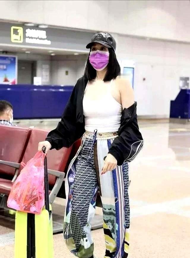 你敢信，50多岁还敢穿修身吊带？钟丽缇就这么做了。之前有人说她体态有变化，可