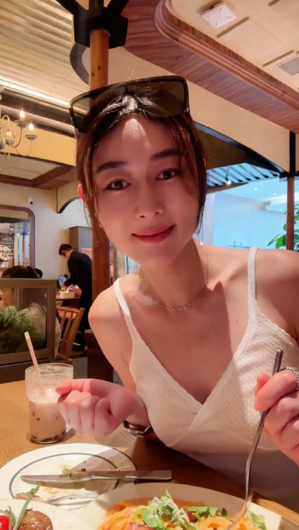 我们曾如此渴望命运的波澜，到最后才发现，人生最曼妙的风景，竟是内心的淡定与从容。