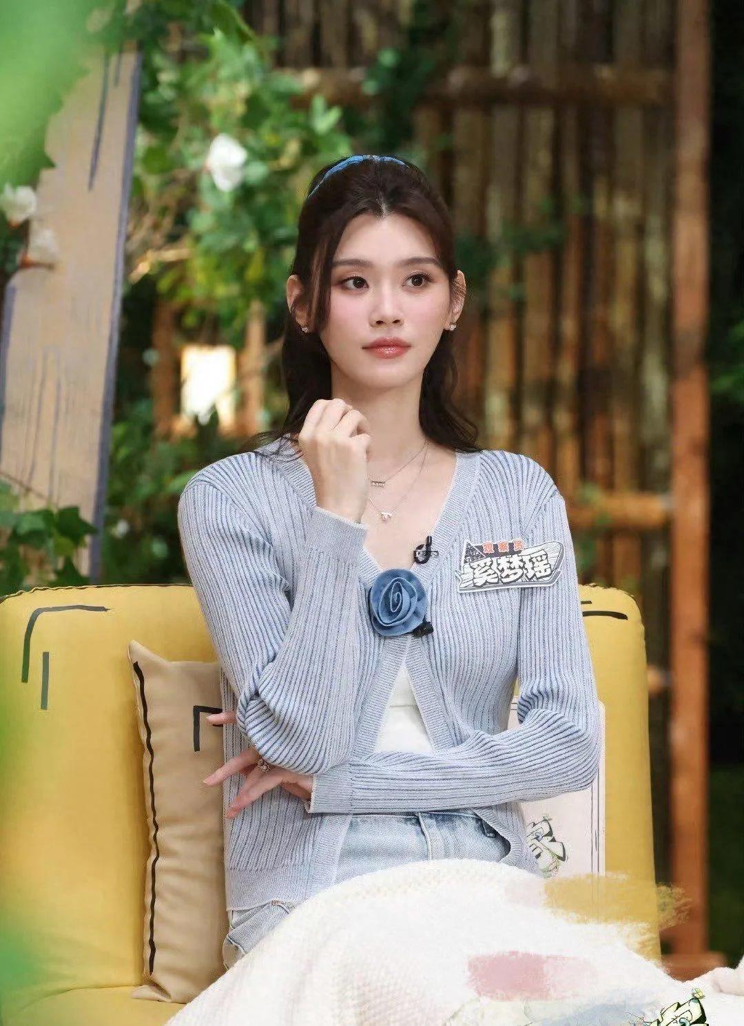 奚梦瑶穿蓝色亮相亲子综艺！一出场就嫩到大家，美翻天太显年轻谁懂啊！奚梦瑶在