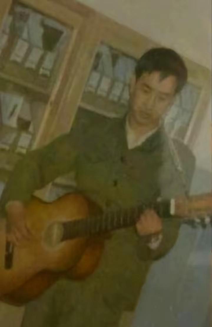 王一博和爸爸好像啊简直就是复制粘贴据说王一博的家教非常严，所以长大以后他的素