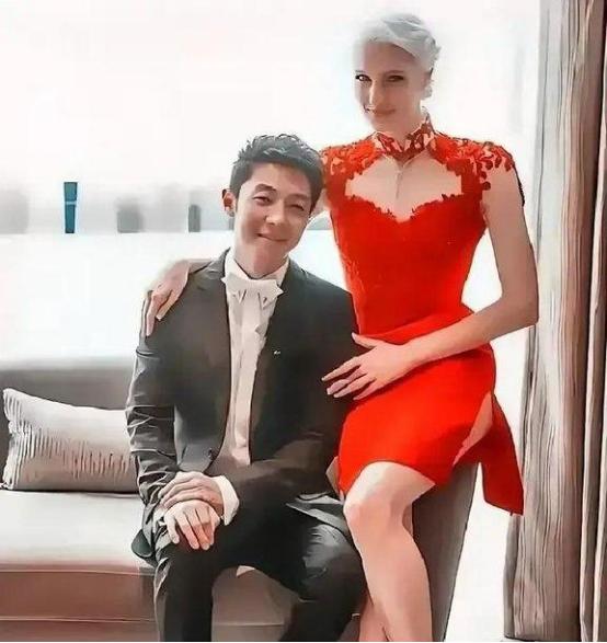 八年前，亿万豪门千金李白执意要嫁给撒贝宁，而与父亲决裂，八年后，李白终于明白，自