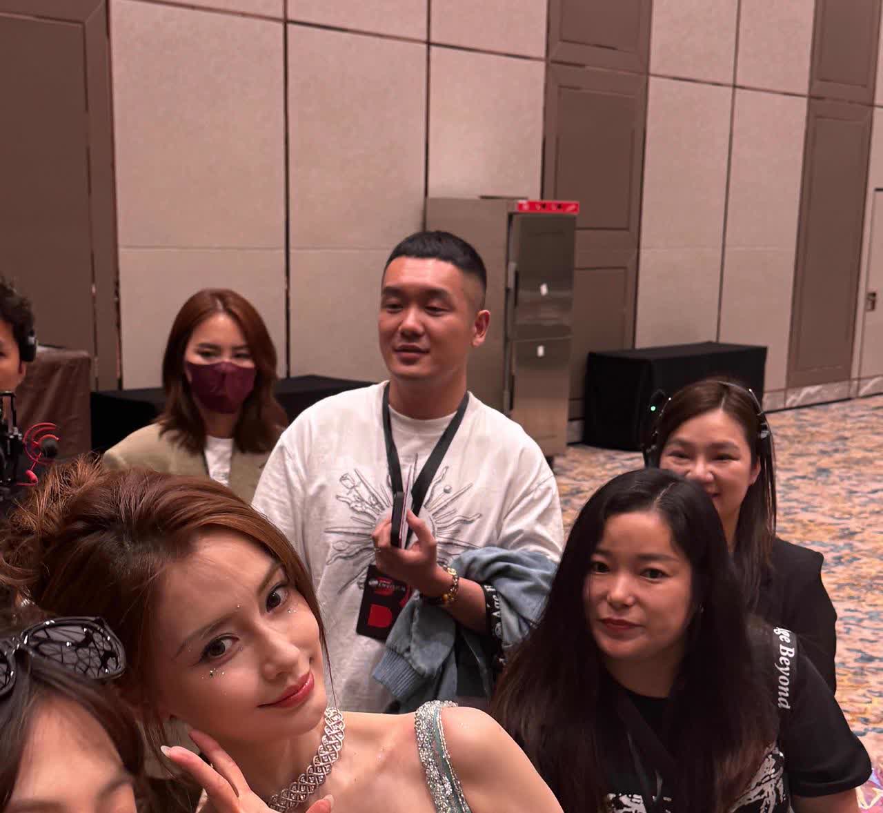 Angelababy线下生图美到窒息了！今天被偶遇的路透照直接刷屏——她全程笑