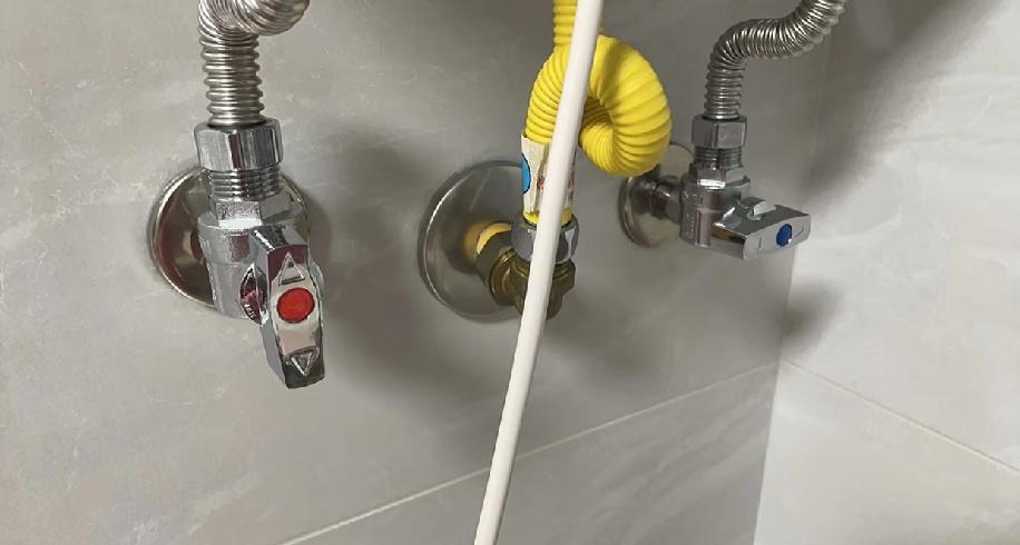 住老小区5楼，洗澡热水小到离谱，冷水倒挺足，一直以为是高楼层水压的问题。听人说热