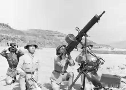 新兵擦枪发现枪管受潮，申请试射，竟撞上日军大将座机新兵擦重机枪却发现受潮，