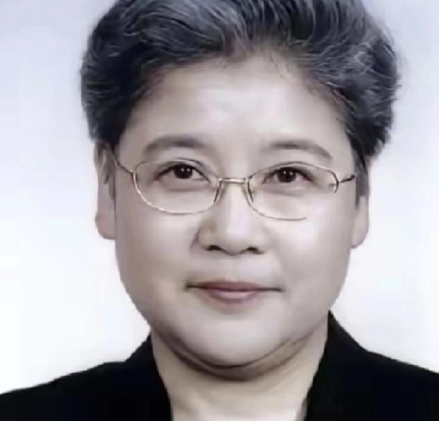 唐闻生是外交部前副司长，为外交事业终身未嫁。即便1977年暂离岗位，初心依旧。一