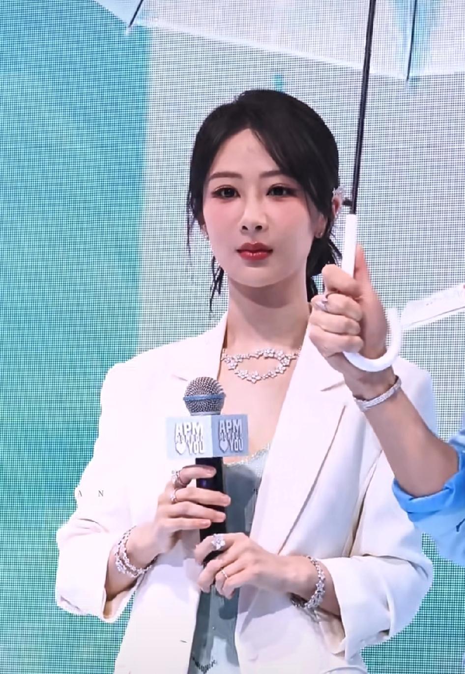 看了33岁杨紫的线下活动，有点吃惊她现在的状态。杨紫出席活动，身着白色西装和浅