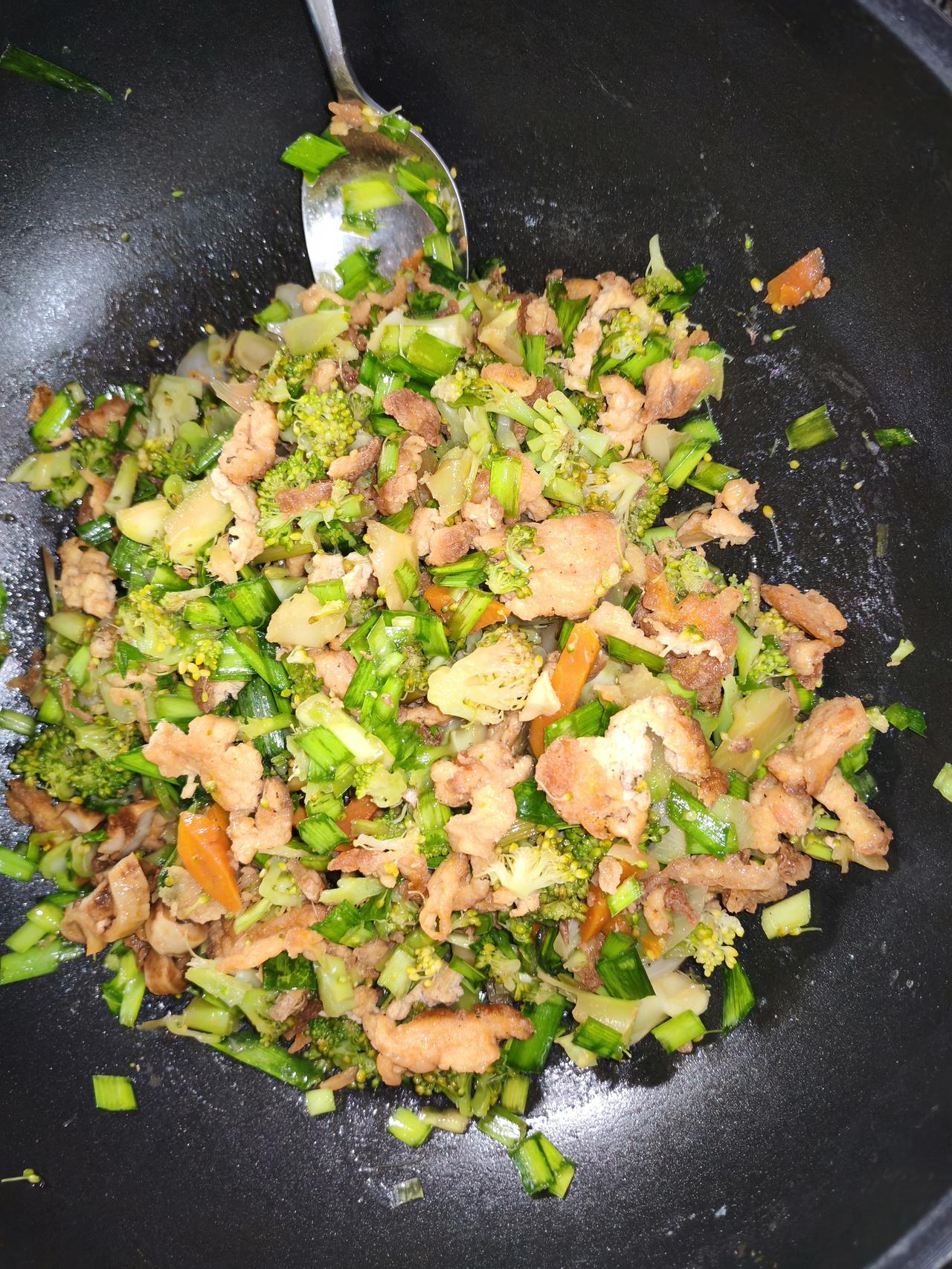 头一次用西兰花包包子，还真的挺好吃。昨天，我问老伴晚饭想吃什么？老伴知道电压