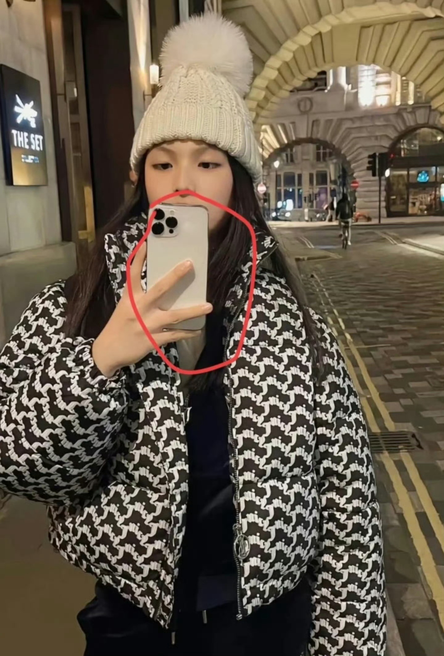 原来有钱人真的不带手机壳啊