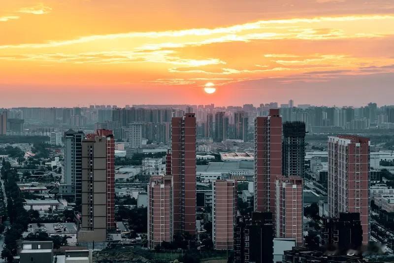 西安楼市：对西安不少二手房房东而言，这一轮房价回调，感受是比较难受的。从今年