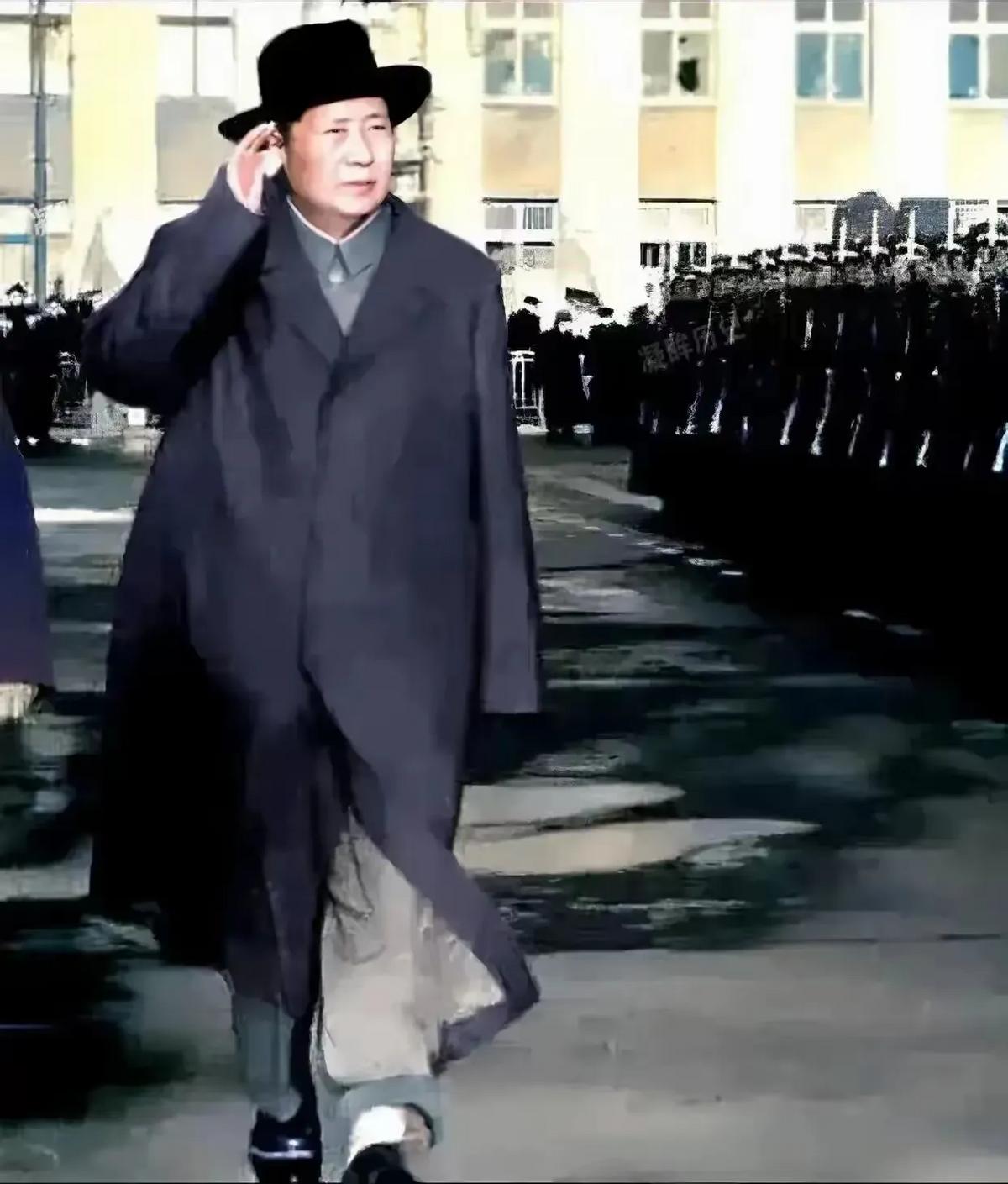 🌞1957年，毛主席访问苏联时，气度震撼人心，当他检阅苏联仪仗队时，他神采