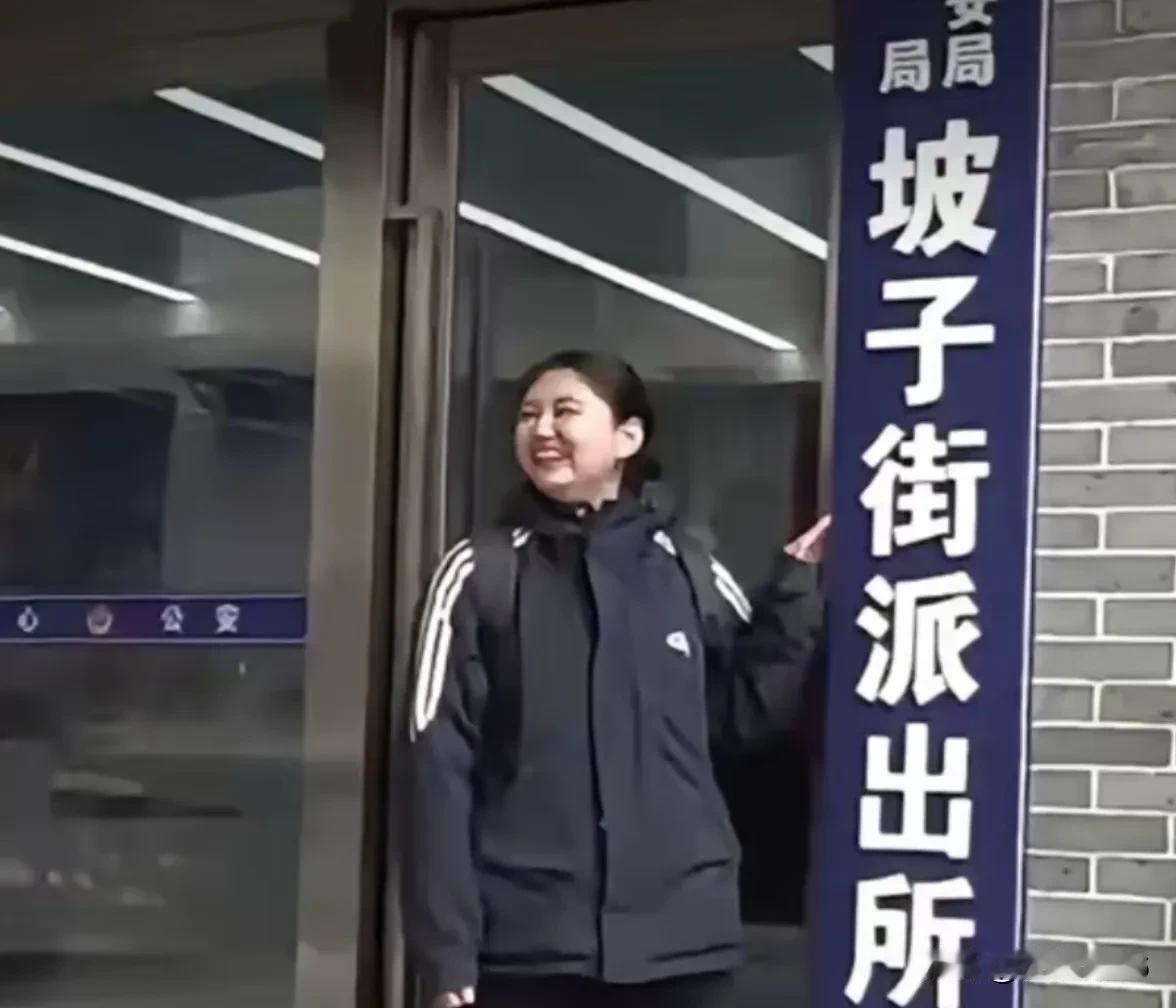 坡子街派出所出名了！为什么呢！因为肥娟啊，呵呵！肥娟在街上溜达感觉被人一路尾随于