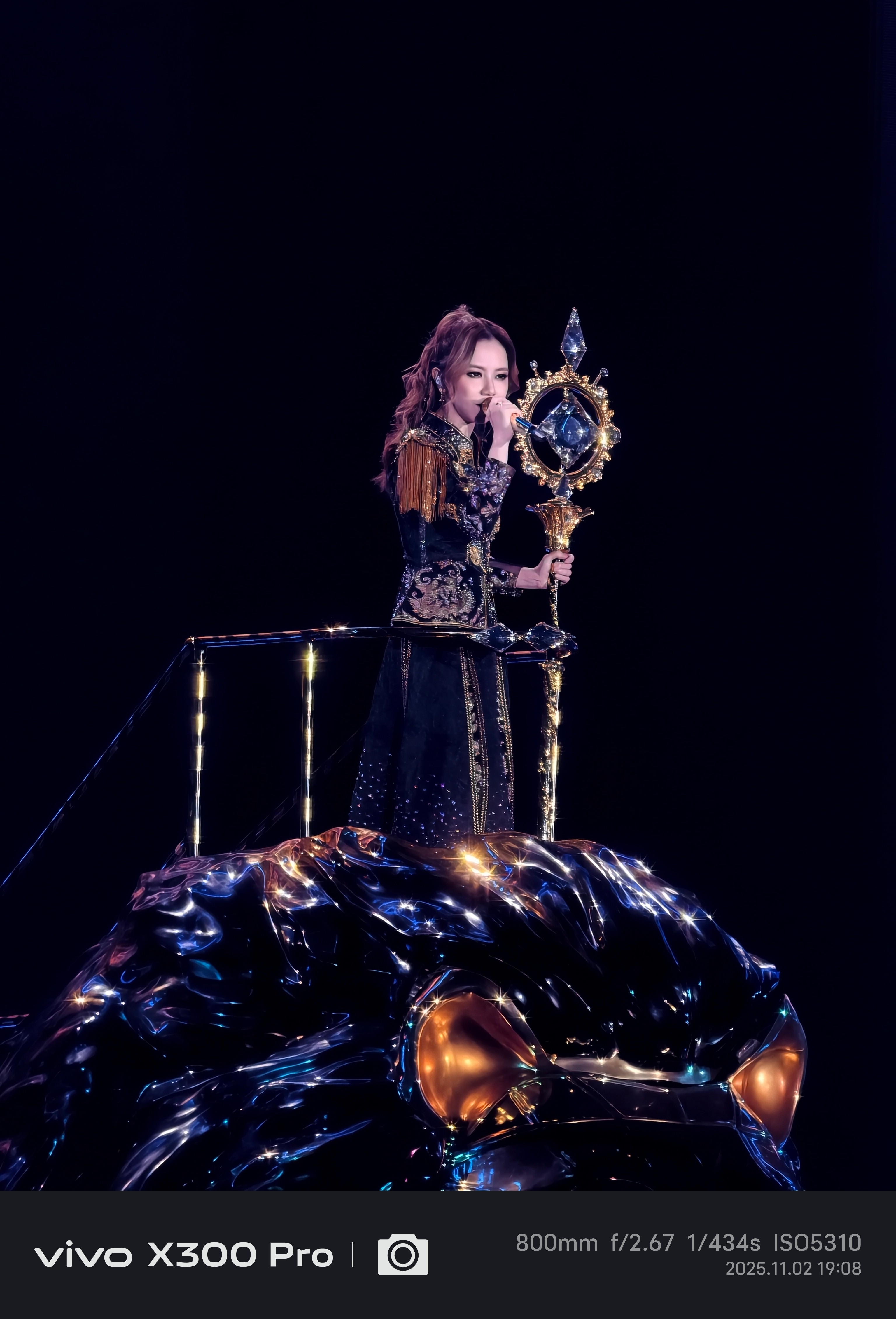 特意来武汉看邓紫棋演唱会，确实带劲，一个人嗨唱三个小时，到现在都还有后劲。现场唱