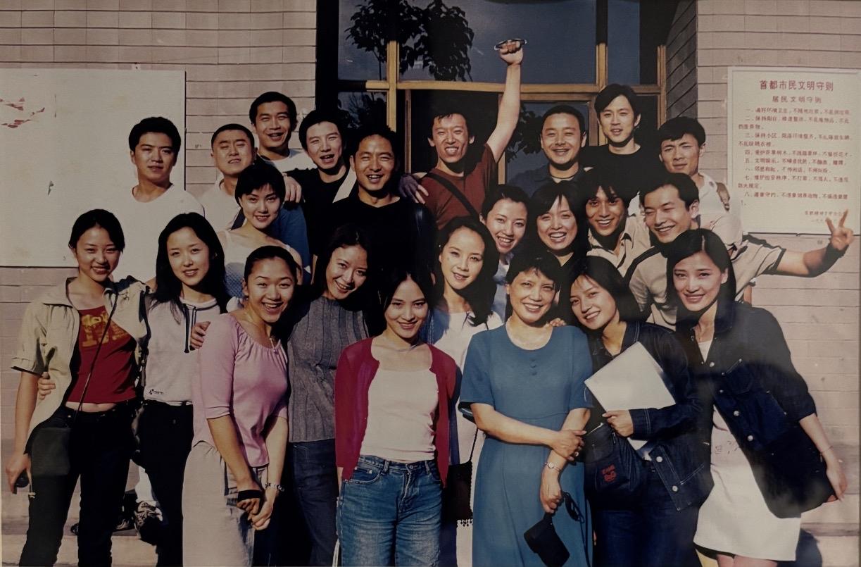 2000年，北影96班毕业照，中间右边，陈坤搂着黄晓明的脖子，笑得好开心啊。