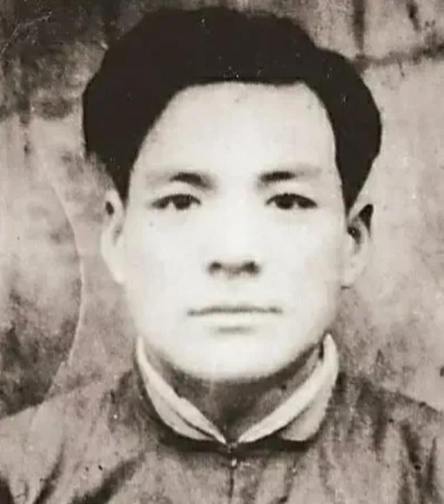 这天，60岁的王老汉打伤一名特务后，跑去向八路军缴枪。1943年的山东泰安夜