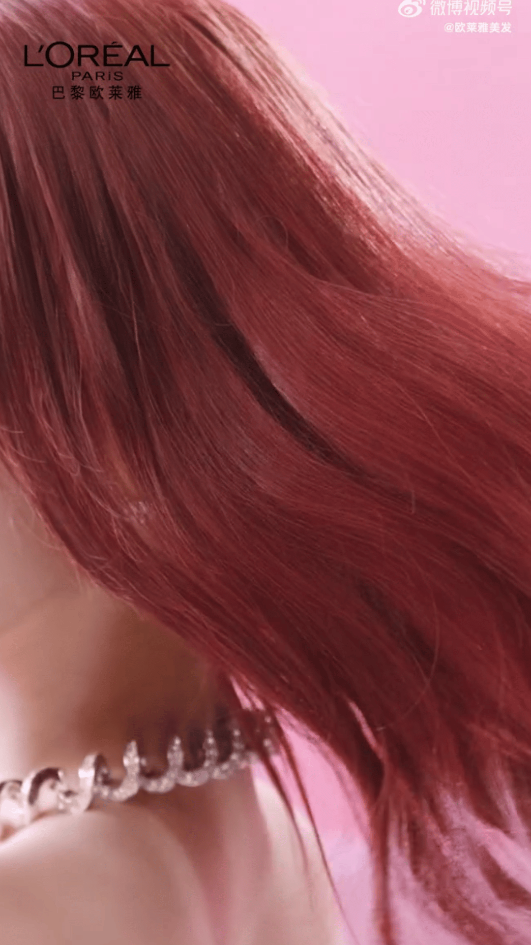 谁还没看过宋雨琦的肉桂粉棕色卷发闪耀又柔顺，简直发丝都让人丝丝心动完全是公主来的