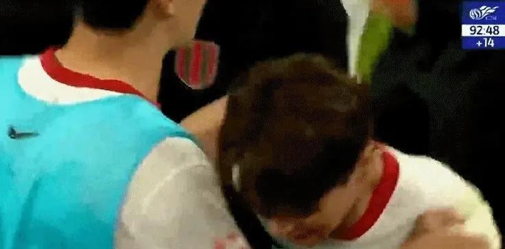 网上还有很多人说韦世豪不冷静，30多岁了还不成熟，这就是道德绑架，要求韦世豪在妻