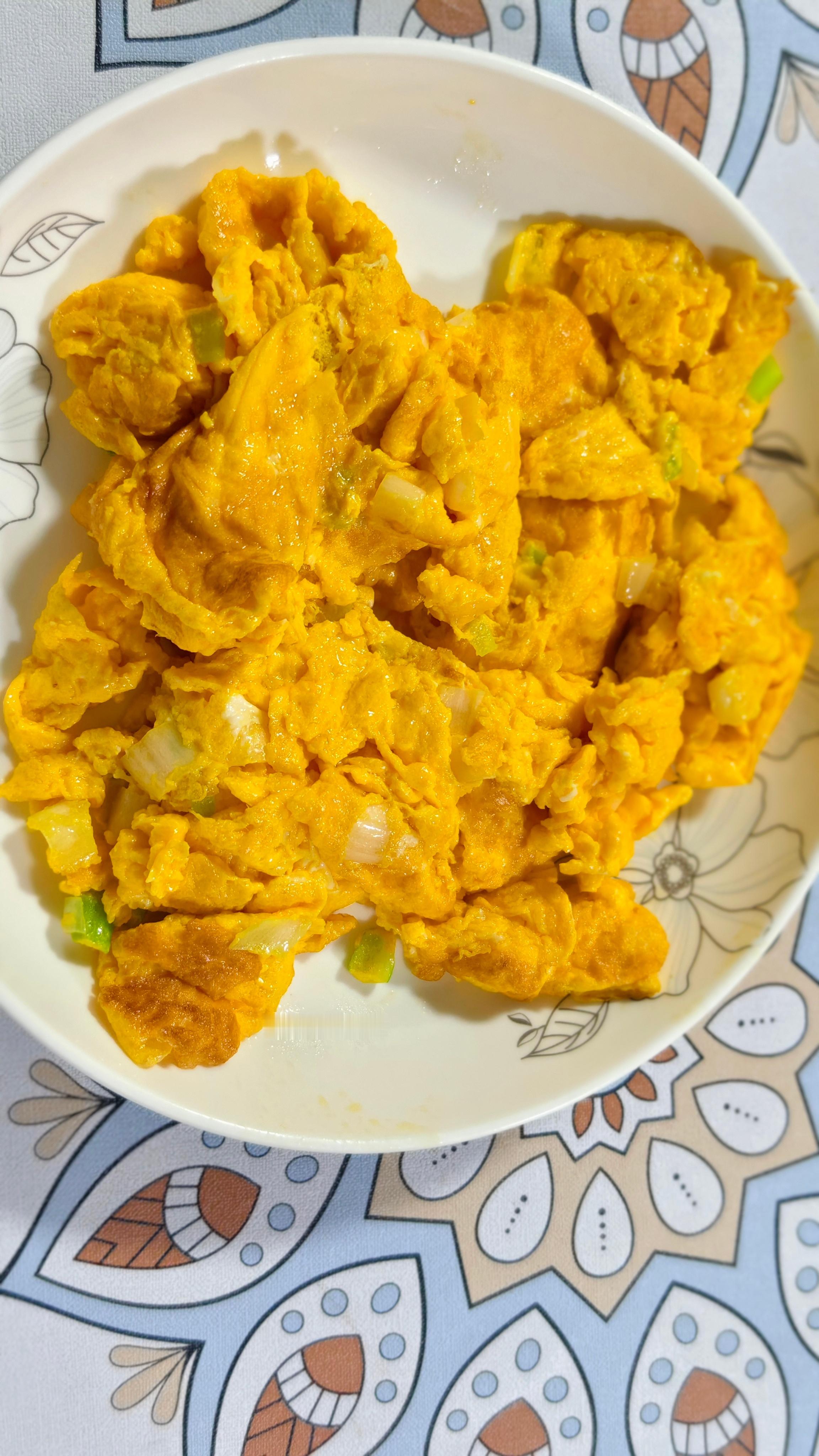 今晚酸菜粉条盖饭炒鸡蛋