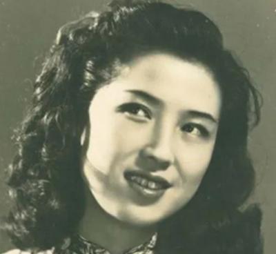 1965年的香港牌桌上，姚玉兰捏着麻将的手突然发烫。指尖的象牙牌面沁出细汗，