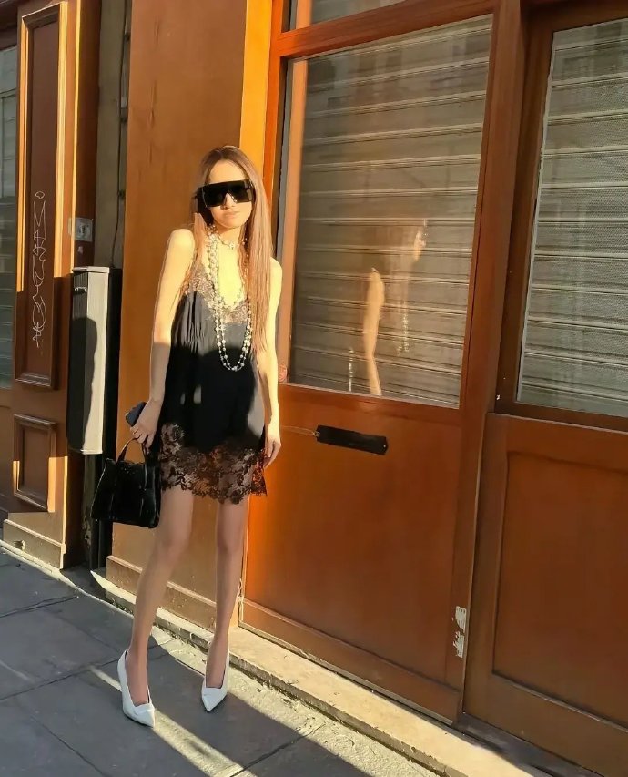 75岁王薇薇近照，身材无敌了，这打扮妥妥的内心住着少女。