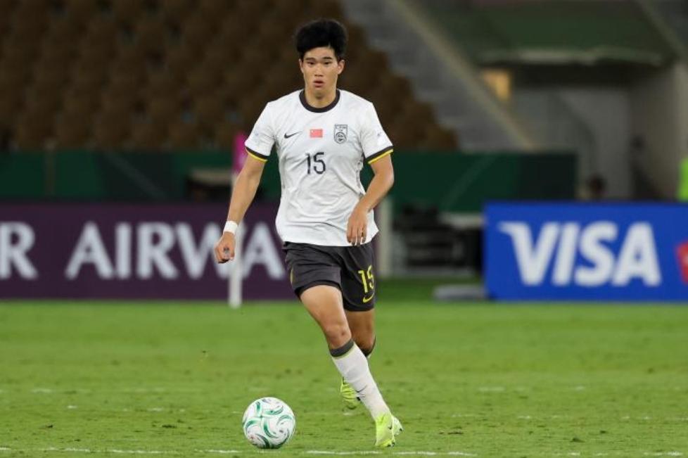 为何邵佳一征召了王钰栋、蒯纪闻等小将，却不招彭啸，其实原因很简单，没有那么多“阴