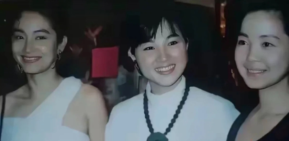 照片中这三个人，估计一般人认不全她们是谁。但这三个人，绝对是明星中的明星，群星中