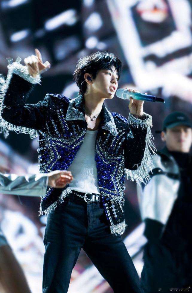 王俊凯TOPME每一次登场都在刷新期待，每一次表演都在攀登新高。“我自巅峰”是