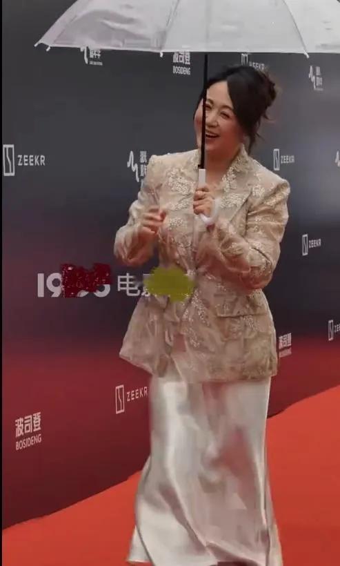 马丽在走红毯的时候搭配的很有华丽感，看起来也非常的年轻，真的是特别的漂亮。马丽里