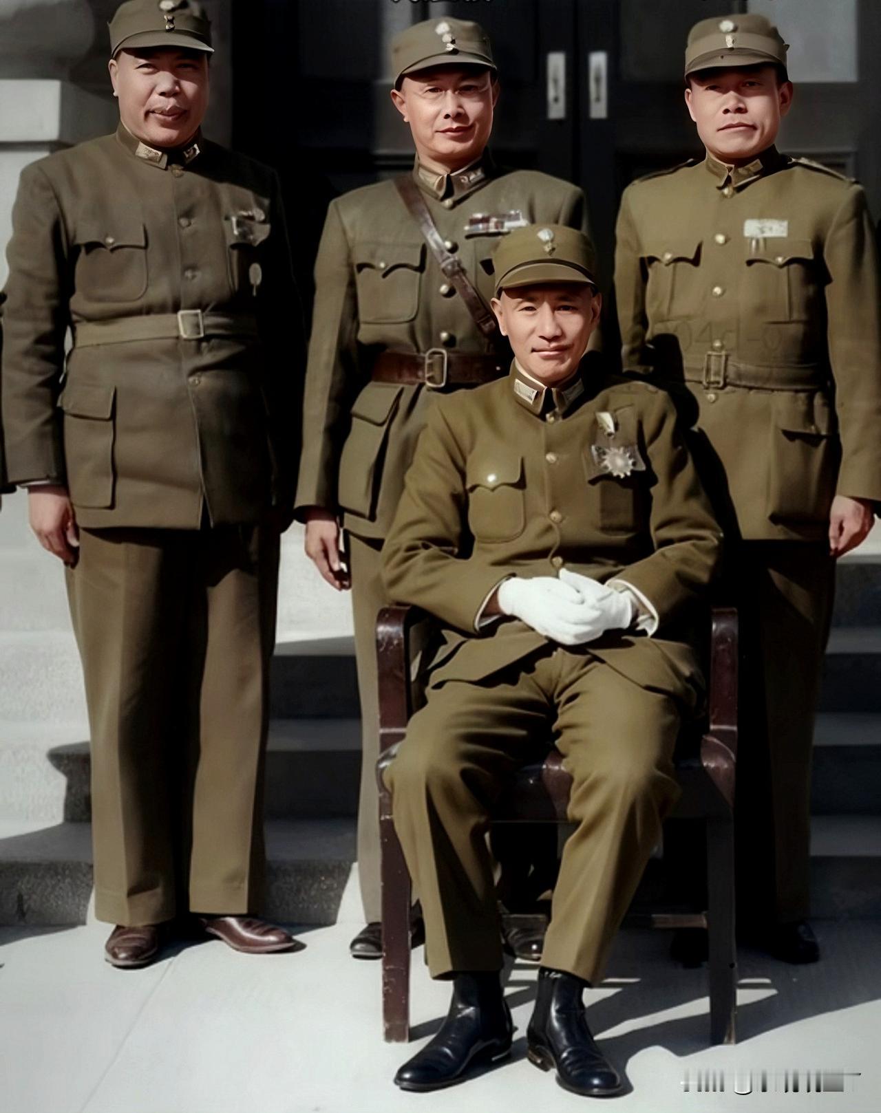 这便是蒋介石的真实貌相，并非演员所扮演的角色！这张老照片摄于上世纪四十年代，坐着