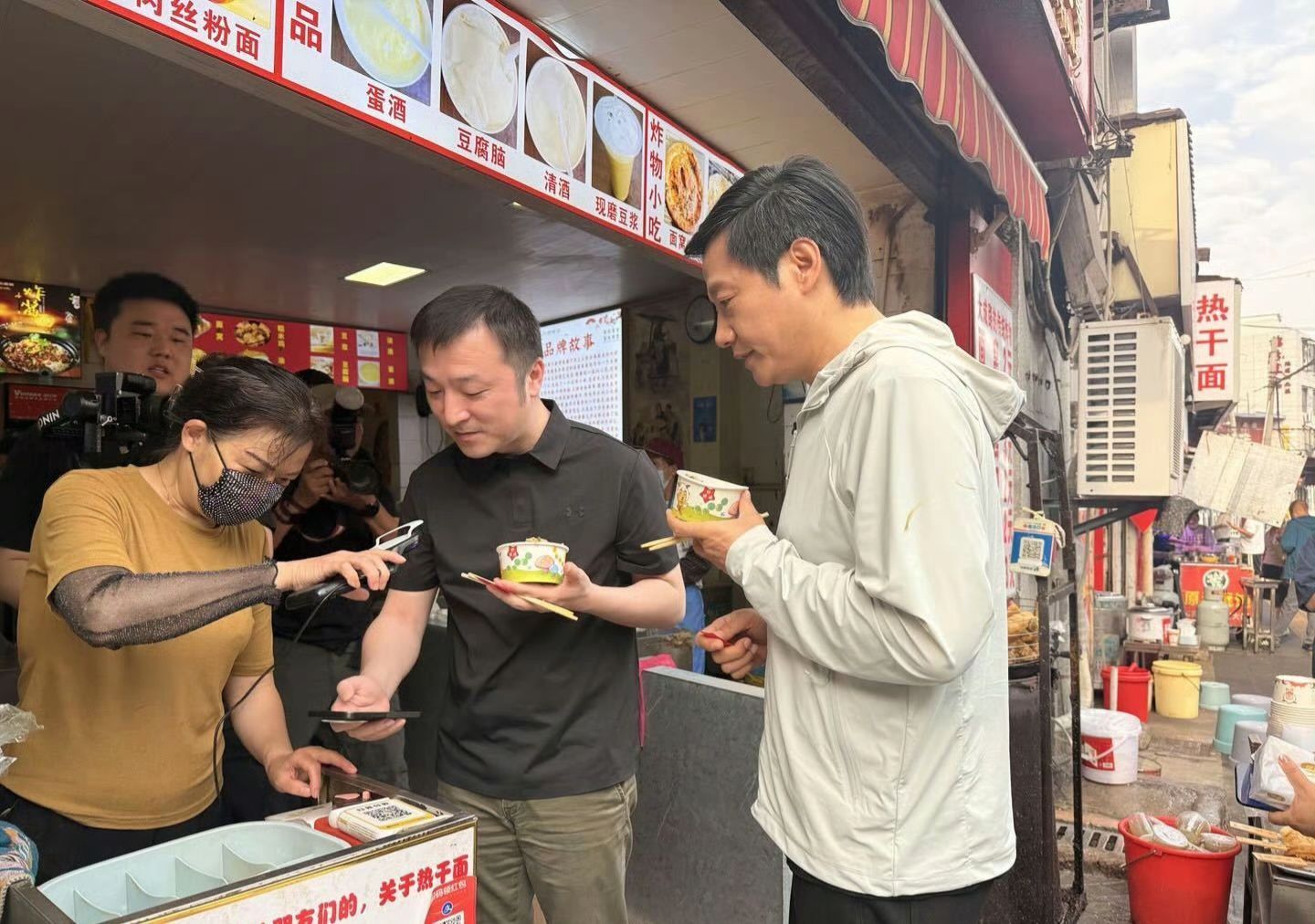雷军在武汉过早马上就有很多网友去武汉打卡雷军同款小吃了。上次黄仁勋学雷军坐墙上喝