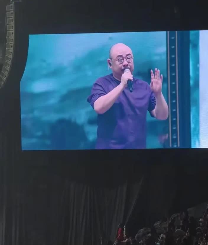 刀郎谢幕时几度哽咽，他的山歌巡演已持续近一年的时间，这一年大大小小跟随他的脚步走