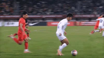 球技不行脾气还大，美甲球员小辫哥汪仕钦下半场替补上场不到10分钟，就报复恶意拉人