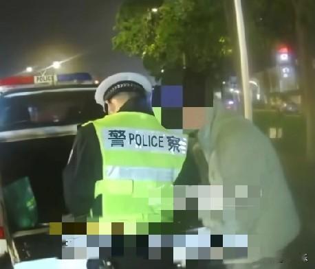 近日，在武汉龙阳大道，民警在开展夜间酒驾专项整治中，查处到一男子酒驾，血液中酒精