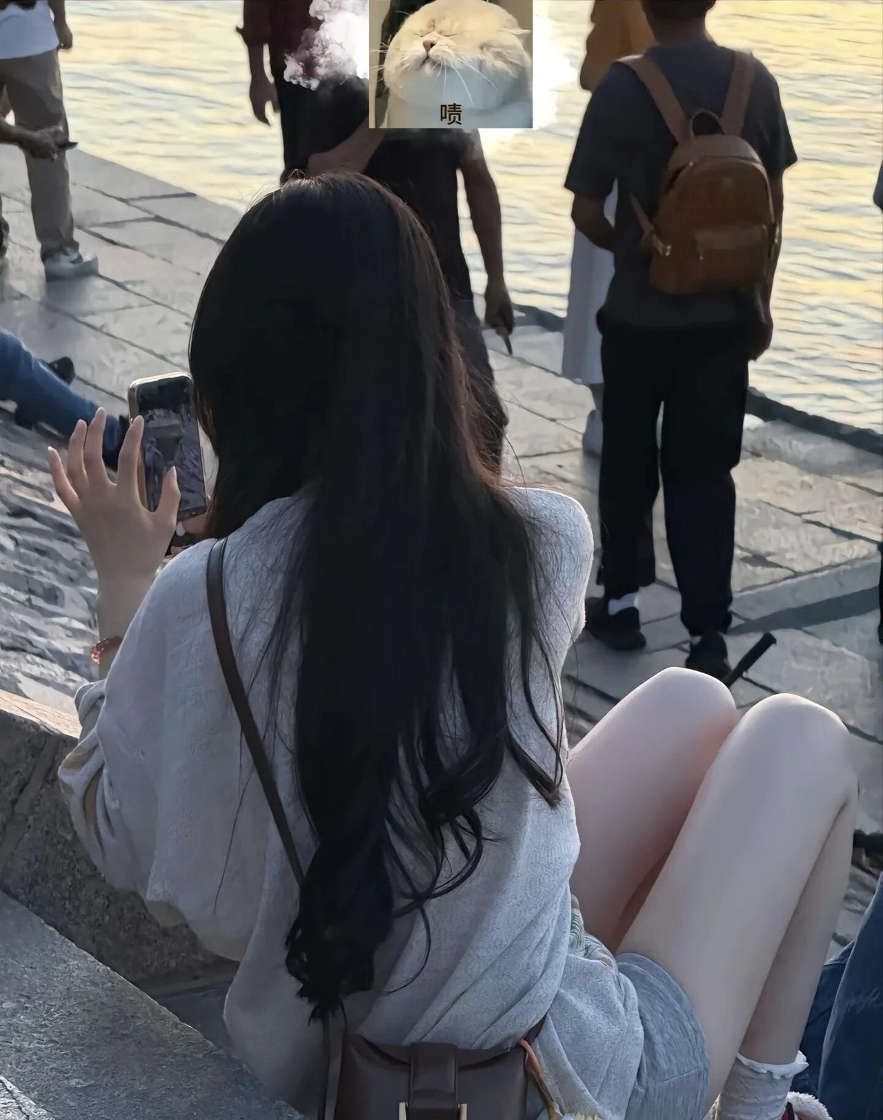 落日余晖下，与心爱之人漫步海边，感受生活的美好。🌊💕