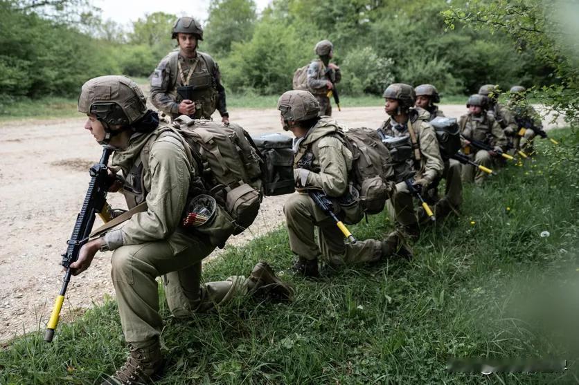 法国陆军声称采用了一种可以通过固定在脚踝上的磁惯性测速仪，在没有GPS的情况下定