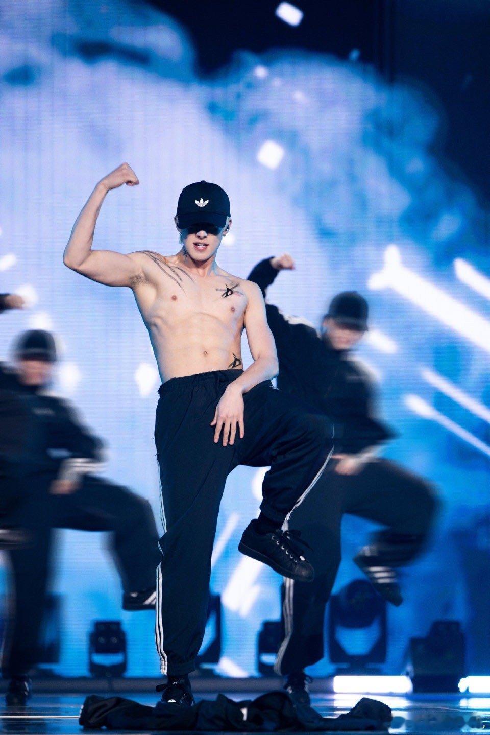 王鹤棣演唱会脱衣服什么叫舞台统治力？当汗水划过他清晰的腹肌线条，每个动作都充满